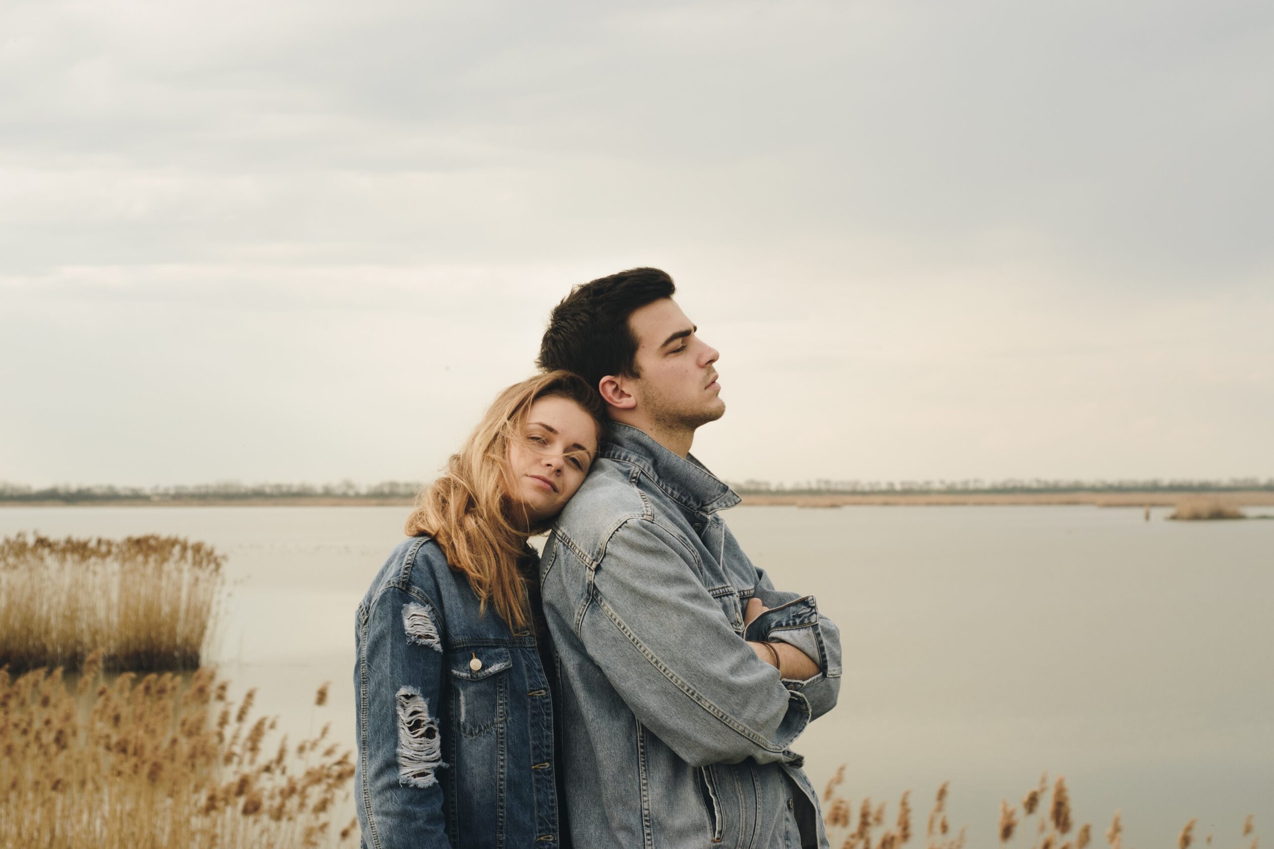 sesion de fotos de novios casual con chamrra de mezclilla